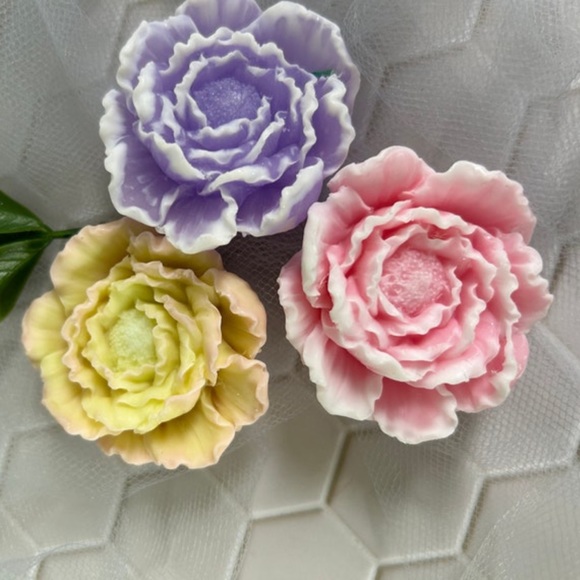 Single Handmade Peony Soap - Picture 2 of 3